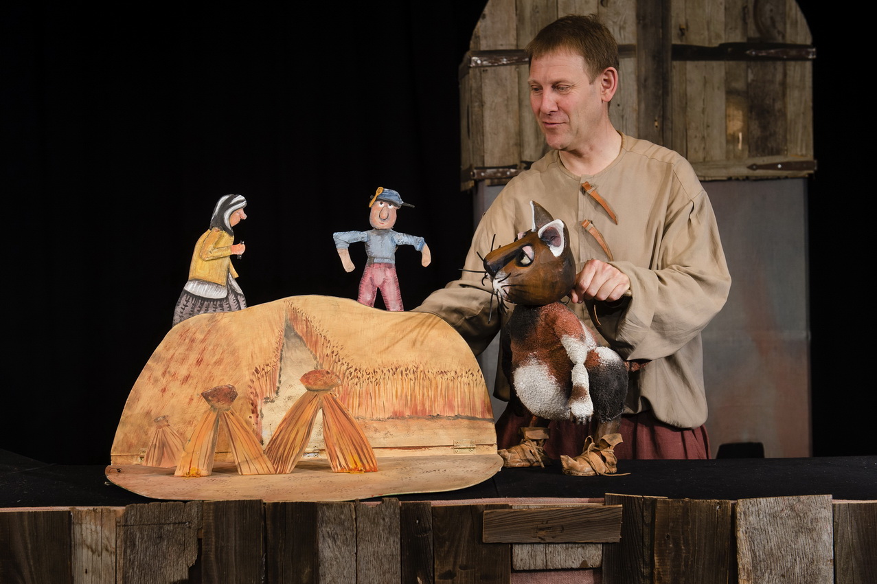 Moussong Theater mit Figuren