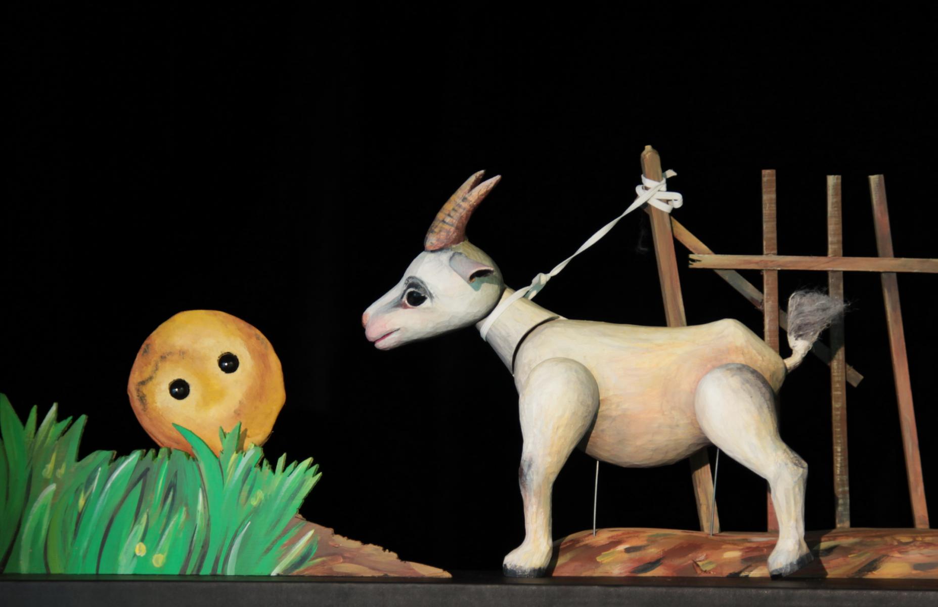 Der dicke, fette Pfannkuchen und die verfressene Ziege, Moussong Theater mit Figuren