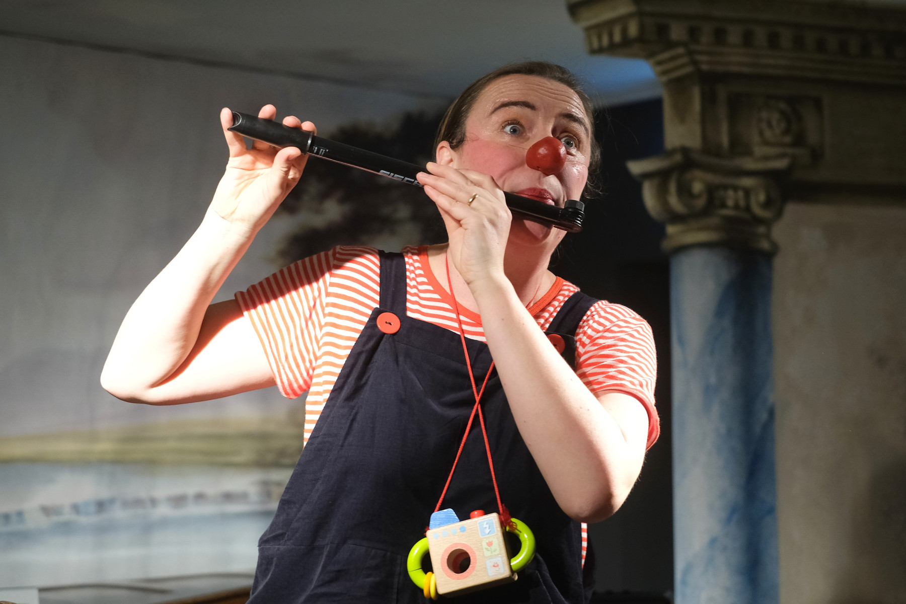 Clown spielt Luftpumpenflöte