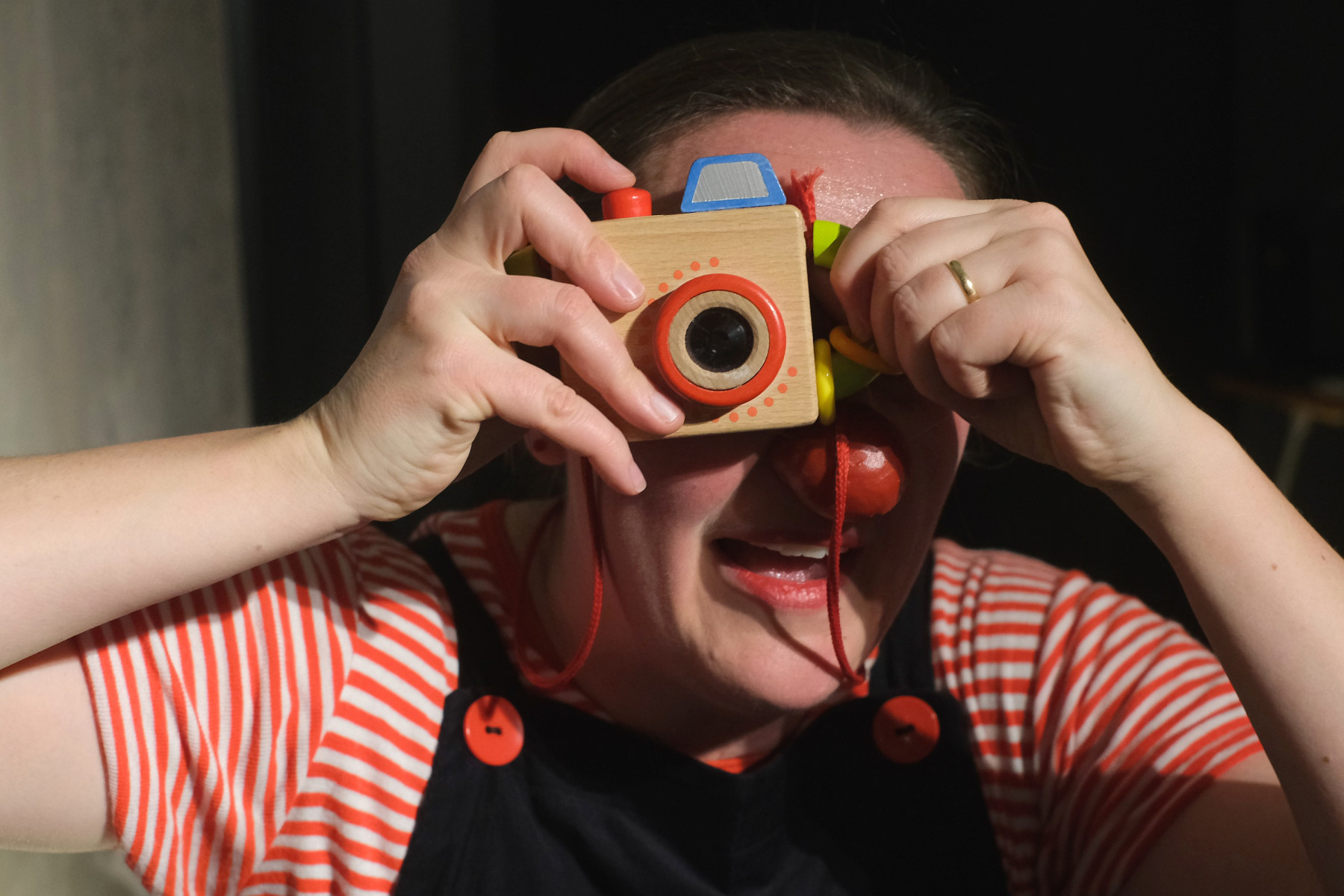 Clown fotografiert mit Kinderkamera