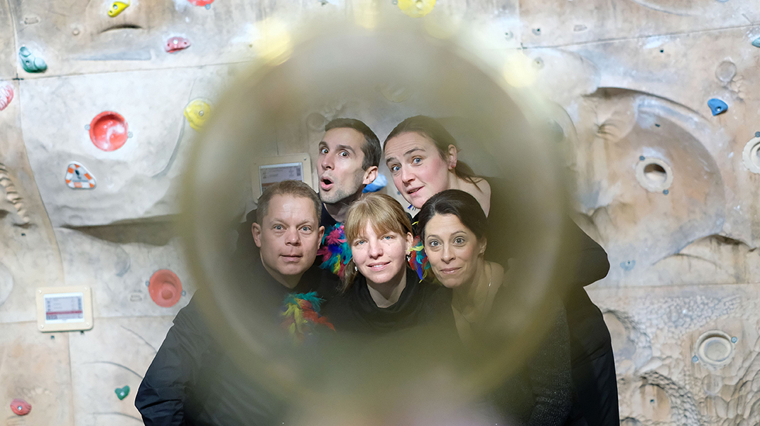 Fünf Musiker durch ein Fernrohr geschaut
