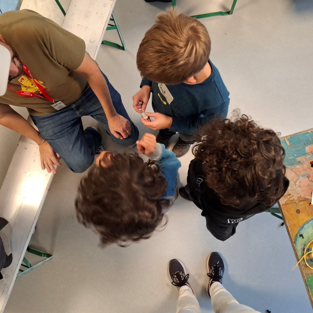 Kinder die Roboter aus Schrott bauen