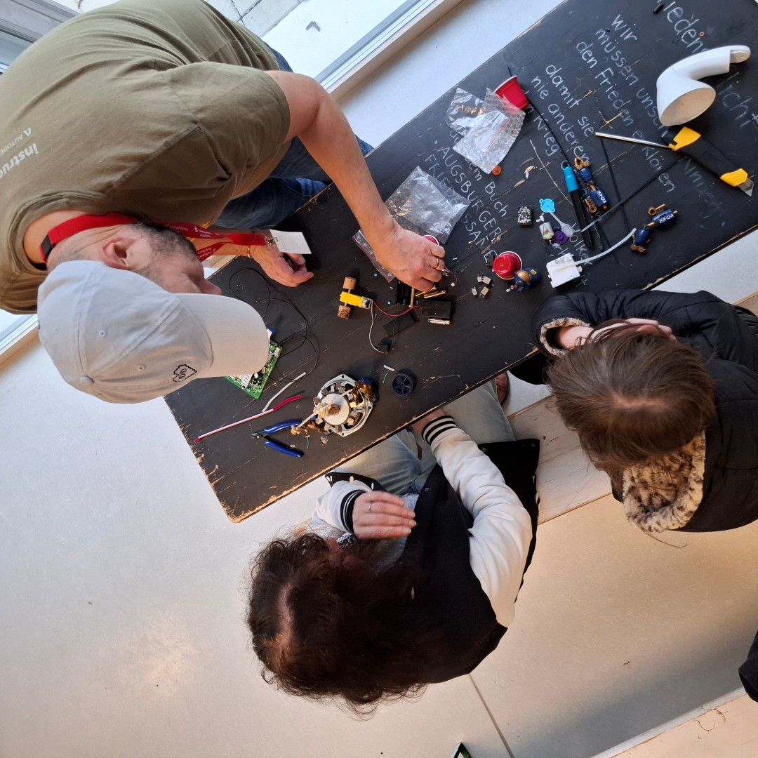 Kinder die Roboter aus Schrott bauen