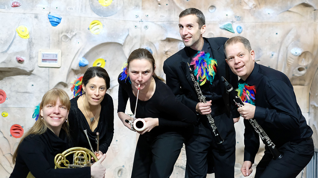 Fünf Musikerinnen und Musiker