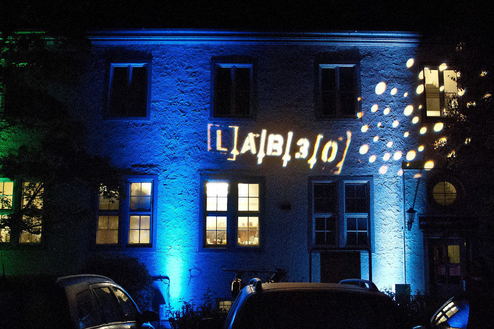Lab30 Schriftzug aus Licht auf dem Kulturhaus abraxas