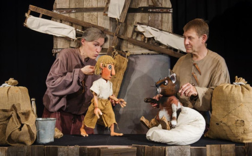 Moussong Theater mit Figuren