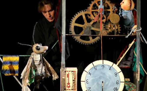 Moussong Theater mit Figuren