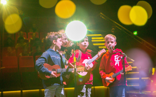 Kinder spielen Ukulele