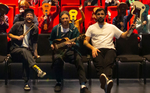 Männer und Kinder mit Ukulelen