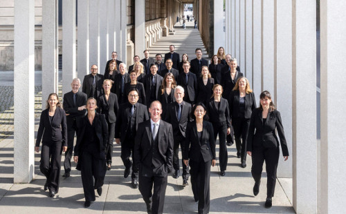 Ein schwarz gekleideter Chor