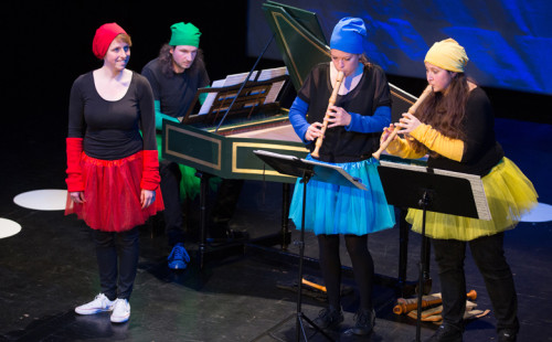 4 Personen mit bunten Kostümen