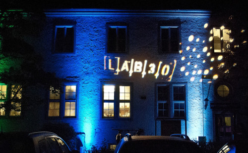 Lab30 Schriftzug aus Licht auf dem Kulturhaus abraxas